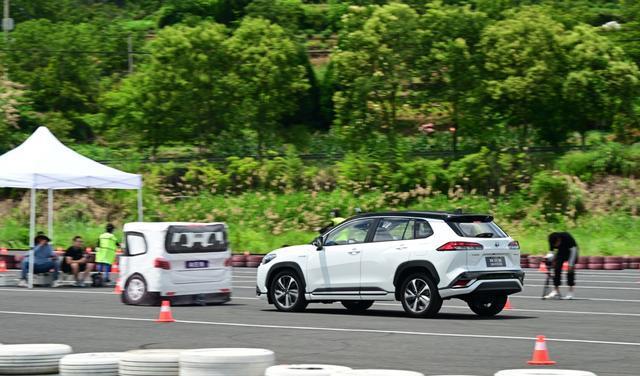 更省油更智能试驾广汽丰田锋兰达智能电混双擎(图7)