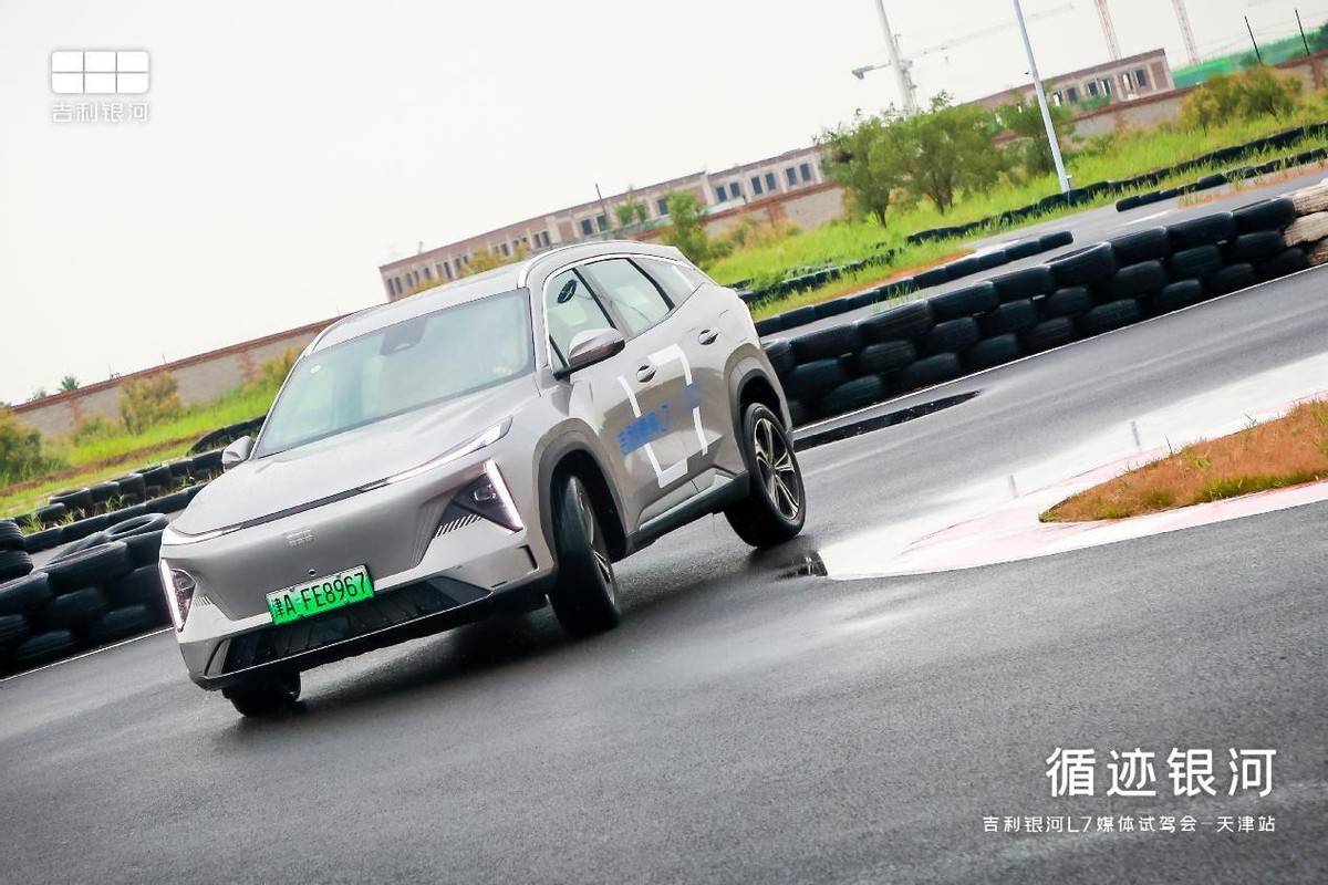 雨中试驾吉利银河L7上赛道动态性能“不好惹”(图9)
