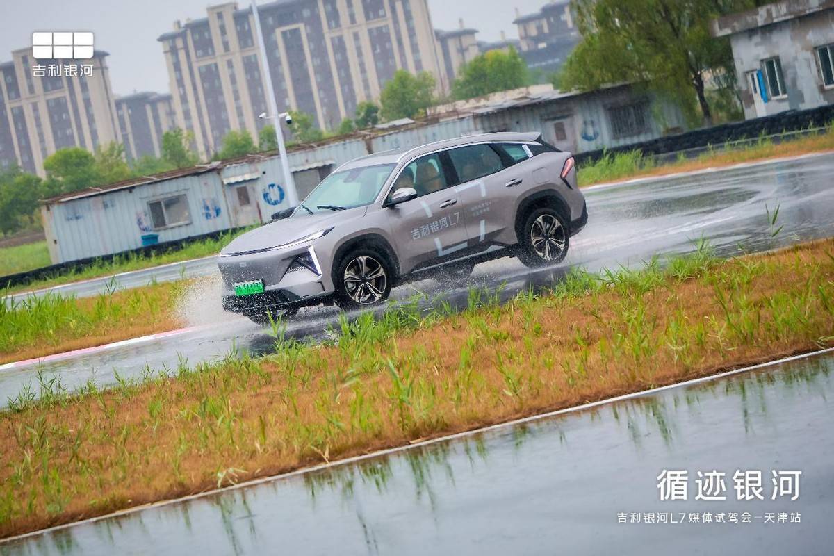 雨中试驾吉利银河L7上赛道动态性能“不好惹”(图8)
