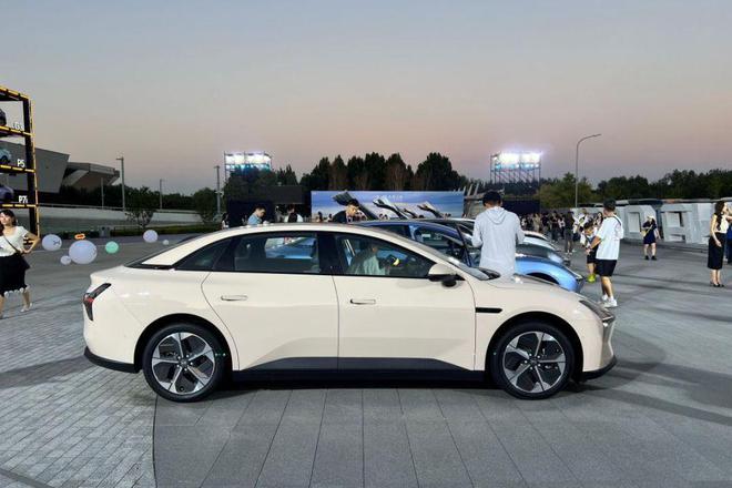 智能纯电掀背轿跑 最大续航620km 小鹏MONA M03上市售1198万元起(图1)